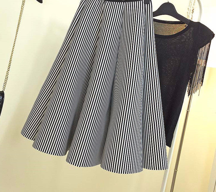 Restore ancient ways in the of long space cotton in the black and white vertical stripes skirts
